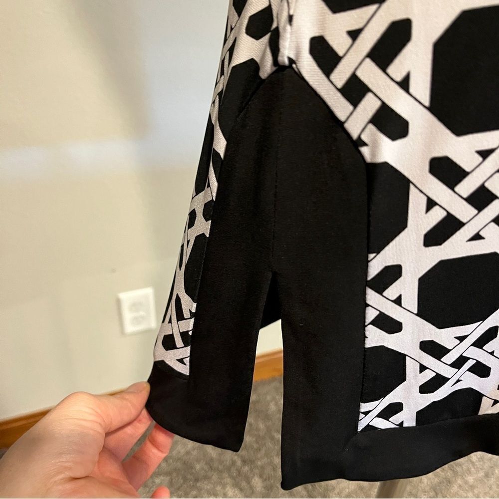 WHBM sleeveless geometrical sleeveless blouse/tunic‎ - Picture 5 of 13